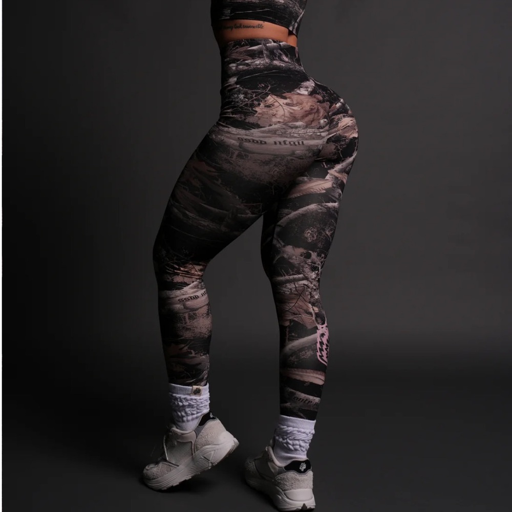 OUR PASSION "EVERSON SEAMLESS" SCRUNCH LEGGINGS IN DARC BROWN WOODLAND CAMO - Picture 9 of 12